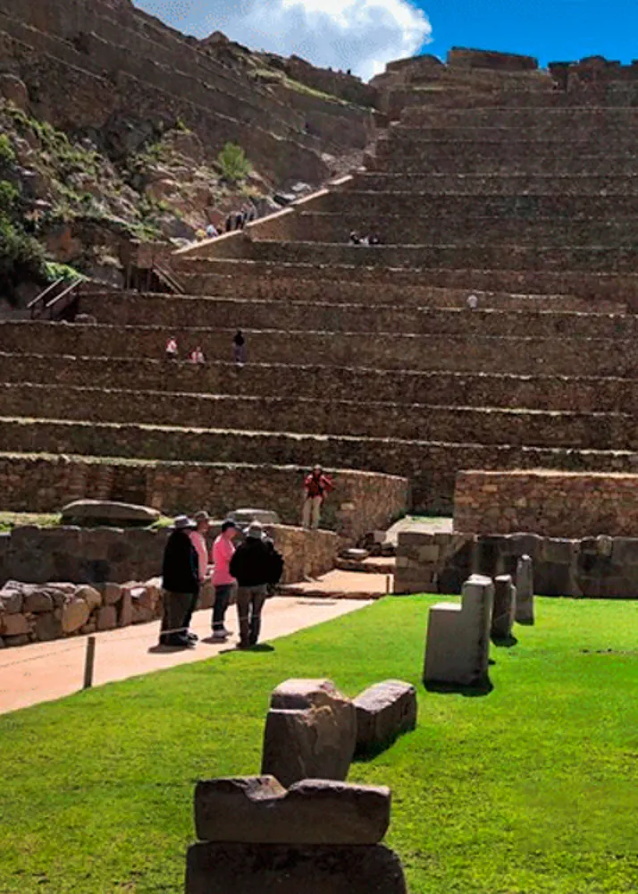 DÍA 1: CUSCO - CHINCHERO - MORAY - SALINERAS DE MARAS - URUBAMBA - OLLANTAYTAMBO - AGUAS CALIENTES