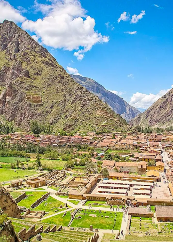 DÍA 1: CUSCO - CHINCHERO - MORAY - SALINERAS DE MARAS - URUBAMBA - OLLANTAYTAMBO - AGUAS CALIENTES